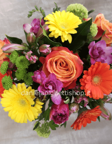 B OUQUET DI ROSE, GERBERE, ASTROMELIA 