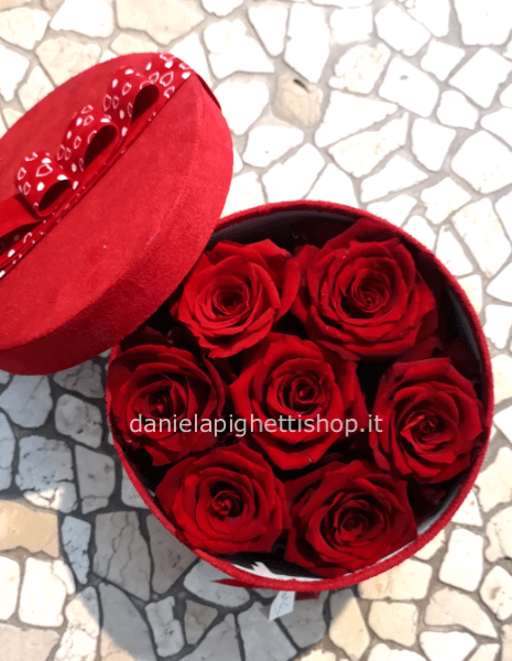 CAPPELLIERA CON ROSE ROSSE