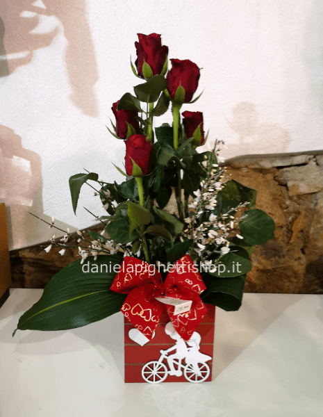 COMPOSIZIIONE DI ROSE ROSSE 