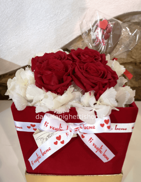 SCATOLA CON ROSE ROSSE E CIOCCOLATA