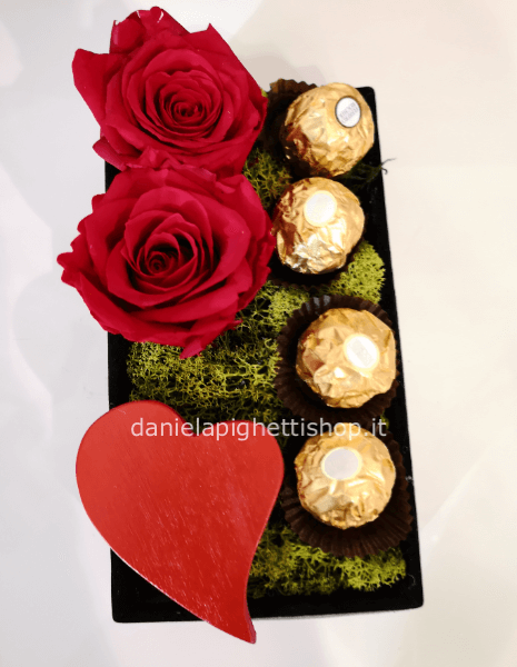 SCATOLA DI ROSE ROSSE  E CIOCCOLATINI