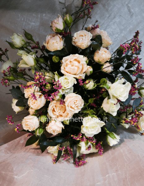BOUQUET DI ROSELLINE AVORIO CON LIMONIUM
