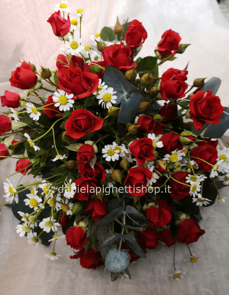 BOUQUET DI ROSELLINE ROSSE E CAMOMILLA OPPURE GIPSOPHILA