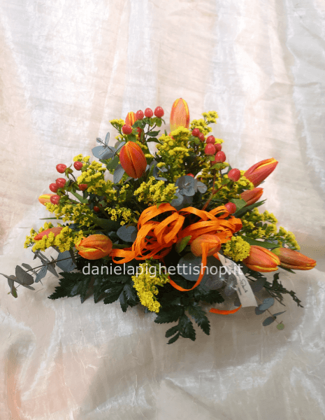 CENTROTAVOLA ROTONDO  DI TULIPANI ACCOMPAGNATI DS PICCOLI FIORI DI STAGIONE