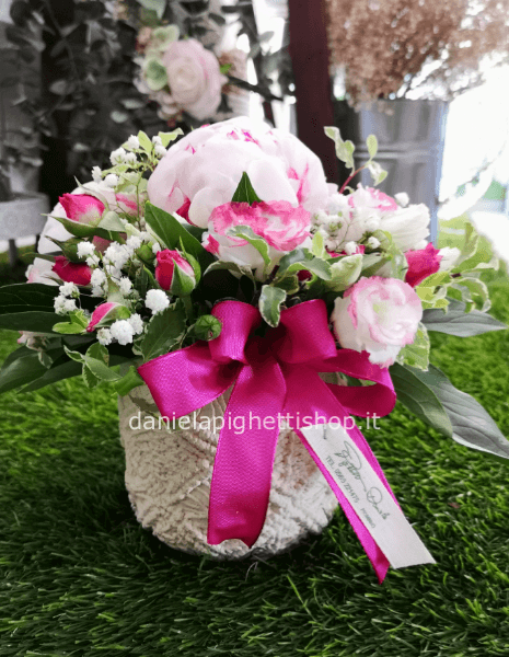 COMPOSIZIONE IN CESTO DI ROSELLINE ROSA E PICCOLI FIORI DI STAGIONE