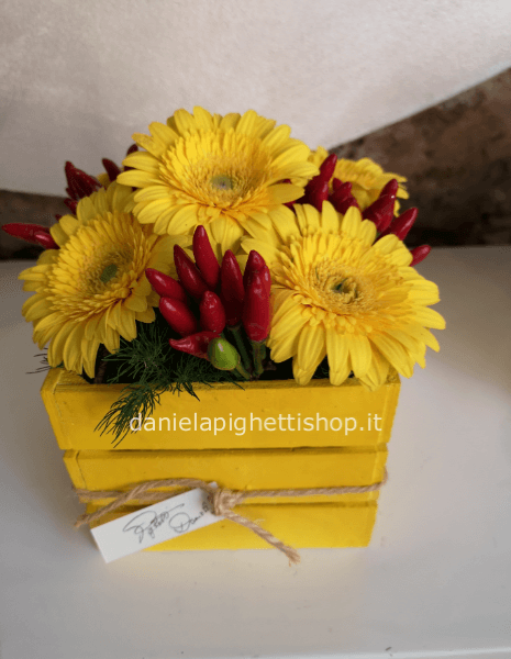 COMPOSIZIONE DI GERBERE E PEPERONCINO OPPURE BACCHE DI STAGIONE IN CASSETTINA DI LEGNO