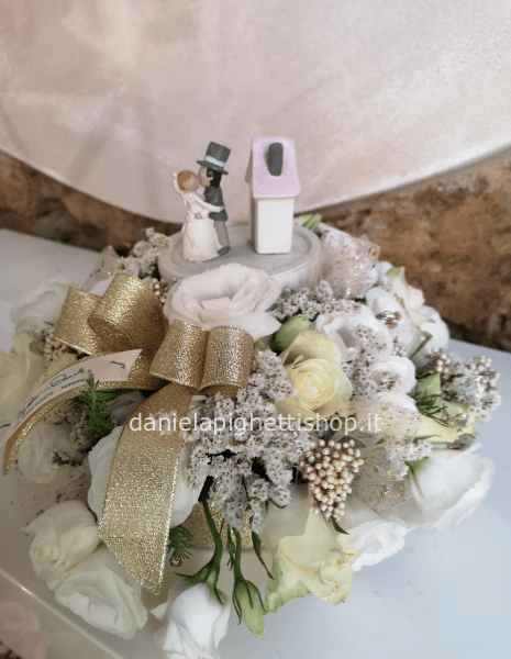 COMPOSIZIONE DI ROSELLINE E FIORI BIANCHI CON SPOSINI AL CENTRO ADATTO PER MATRIMONI O ANNIVERSI