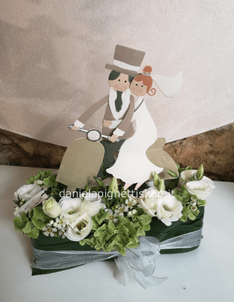 COMPOSIZIONE TIPO SUSHI CON LISIANTHUS BIANCO E FIORI DI STAGIONE, SPOSINI CENTRALI PER MATRIMONI