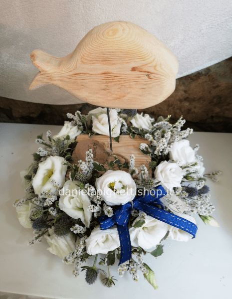 COMPOSIZIONE DI FIORI ESTIVI CON GADGET DI MARE IN LEGNO