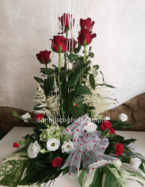 COMPOSIZIONE DI 6 ROSE ROSSE A STELO LUNGO, LISINTHUS E FIORI COMPLEMENTARI DI STAGIONE