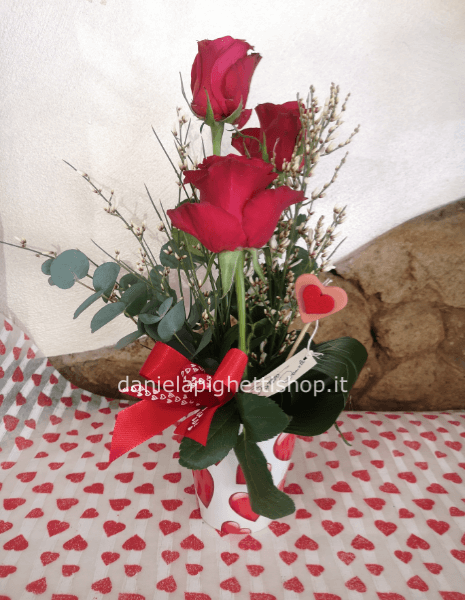 composizione di 3 rose rosse in tazza San Valentino
