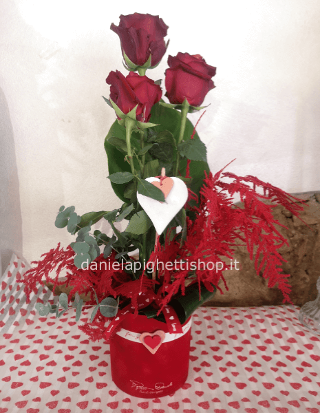 Composizione di 3 rose rosse in cappelliera di velluto rosso