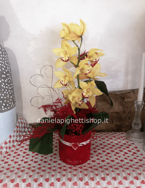 composizione di 1 ramo di orchidea cimbidium in cappelliera di velluto rosso