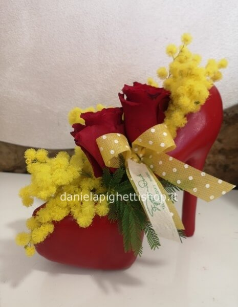 COMPOSIZIONE DI 2 ROSE E MIMOSA IN SCARPA DI CERAMICA