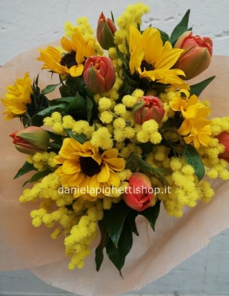 BOUQUET DI TULIPANI E GIRASOLI CON MIMOSA